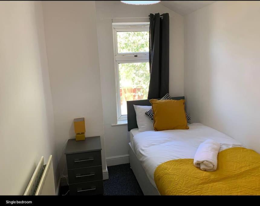 Wv1 Budget Contractor Stays- 5 Beds - Discounts Ok Wolverhampton Exterior foto
